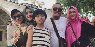 Sule Peluk Rizky Febian Yang Teteskan Air Mata Saat Nyanyi Kesempurnaan Cinta