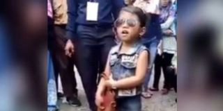 Bergaya modis, siapa sangka anak kecil ini hafal semua nama menteri