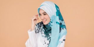 Foto Dengan Baju Longgar dan Berperut Besar, Dhini Aminarti Diduga Hamil