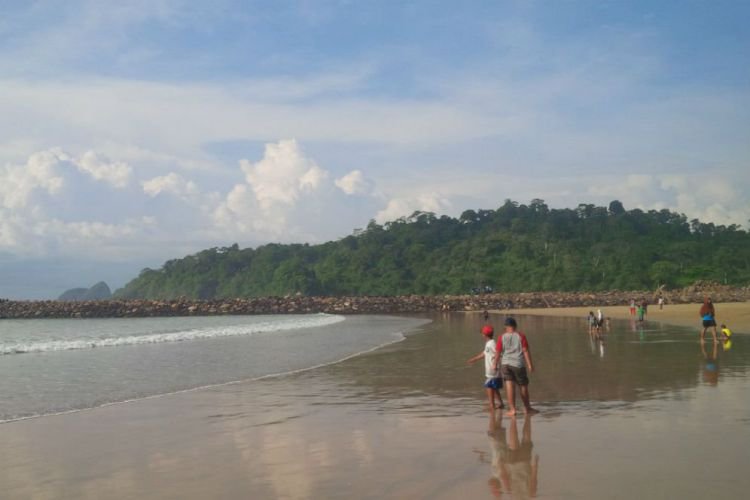 Banyuwangi Merdekacom Serunya Lari Lari Di Golden Sands