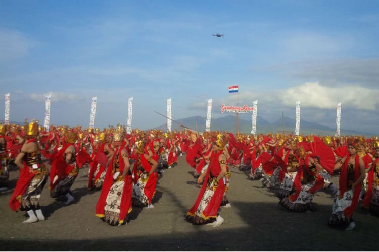 Banyuwangi Merdekacom Manari Di Atas Pasir Pantai Di