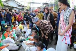 Banyuwangi Merdeka Com Nasi Pecel Super Pedas Dan Rempeyek Ombo Milik Mbok Sarti