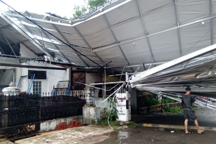 Bandung Merdeka com Akibat Hujan Deras Disertai Angin 