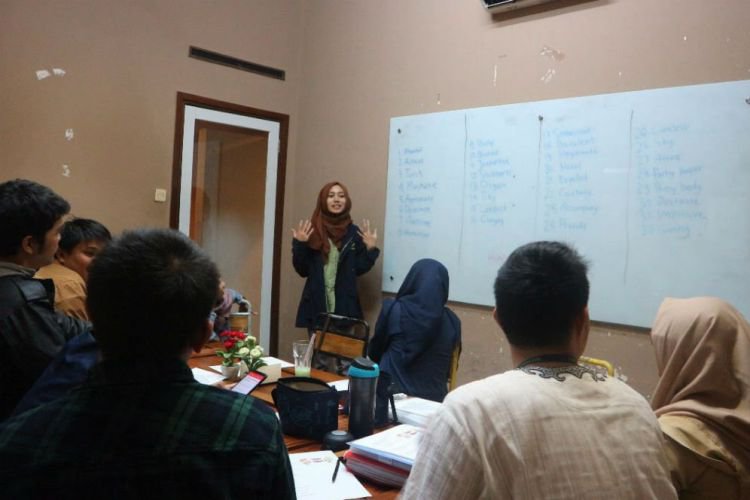 Bandung Merdeka Com Osbert English Club Tempat Belajar Bahasa Inggris Dengan Santai Di Kafe