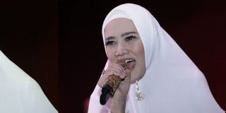 Pakai Baju Syari & Nyanyikan Lagu 'Wonder Woman', Begini Aksi Mulan Jameela