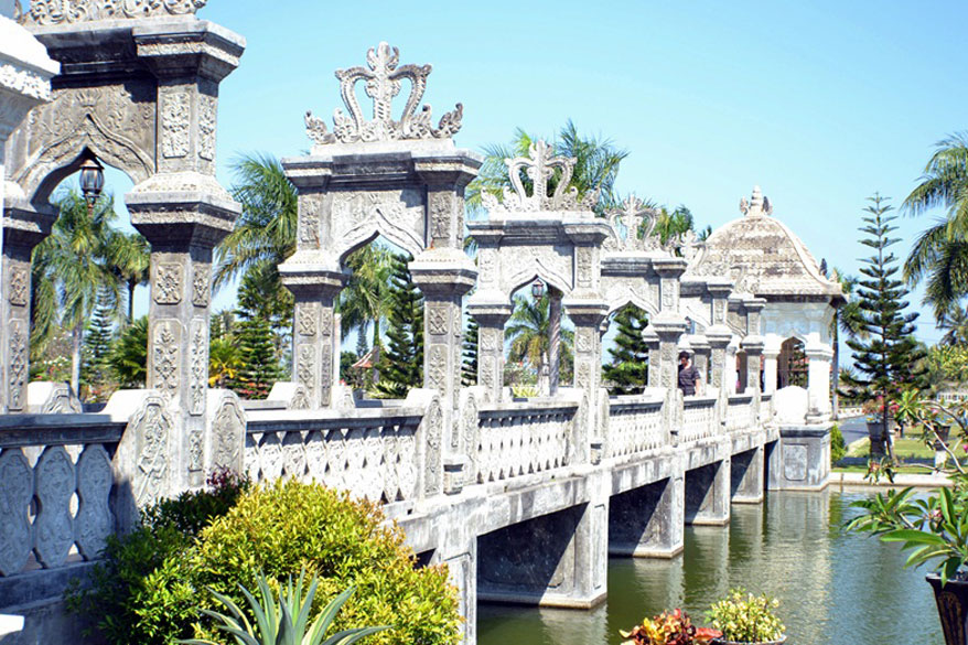 Akulturasi Budaya Bergaya Indis di Taman Ujung  Sooperboy.com