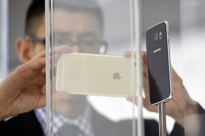 Pengunjung hanya bisa menikmati tampilan elegan Samsung Galaxy S6 edge dari balik kaca di perhelatan Mobile World Congress (MWC) 2015 di Barcelona, Spanyol, Senin (02/03/15) lalu.