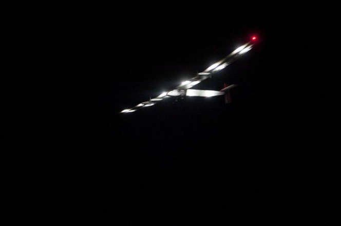 Solar Impulse 2, satu-satunya pesawat yang murni menggunakan tenaga surya terbang di atas Mandalay International Airport in Myanmar (30/03/15). Pesawat ini berangkat dari Myanmar menuju Chongqing, Tiongkok dalam perjalanannya mengelilingi bumi.