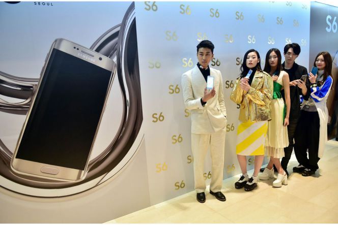 Model dari Korea Selatan menunjukkan Galaxy S6 pada gelaran Samsung Galaxy S6 World Tour 2015 pada tanggal 9 April 2015 di Seoul, Korea.