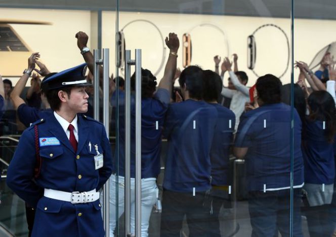 Suasana persiapan pembukaan Apple Store di Tokyo untuk preview Apple Watch