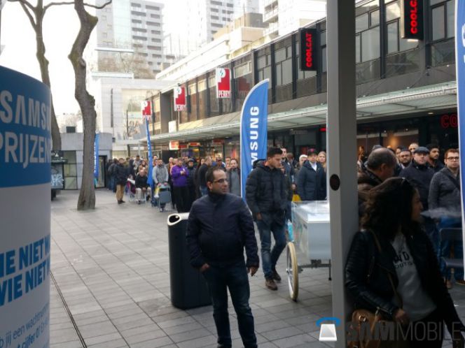 Antusiasme pembeli Galaxy S6 dan S6 Edge di Belanda