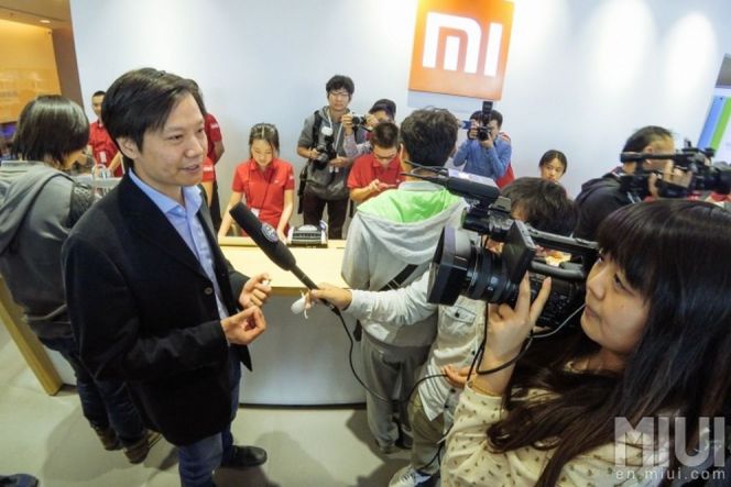 Lei Jun, CEO Xiaomi, sedang berinteraksi dengan awak media.