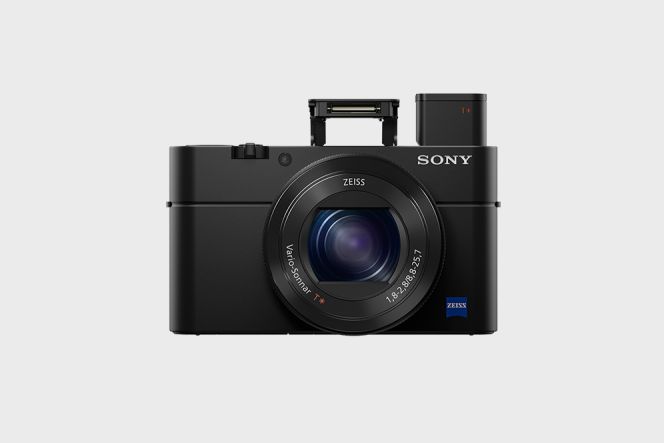 Di tampilan antarmuka bagian depan, RX100 IV akan menampilkan flash dan viewfinder 'keluar' dari bodi ketika sedang dalam kondisi menyala. Lampu self-timer (AF illuminator) juga dapat ditemukan di bagian depan, di mana letaknya berdekatan dengan tombol utama untuk pengambilan foto.