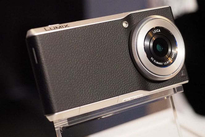 Kamera hybrid Panasonic Lumix CM1 yang juga berfungsi sebagai smartphone. Peragkat unik hanya dijual di pasar AS dan Eropa.
