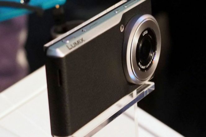 Kamera hybrid Panasonic Lumix CM1 yang juga berfungsi sebagai smartphone. Peragkat unik hanya dijual di pasar AS dan Eropa.