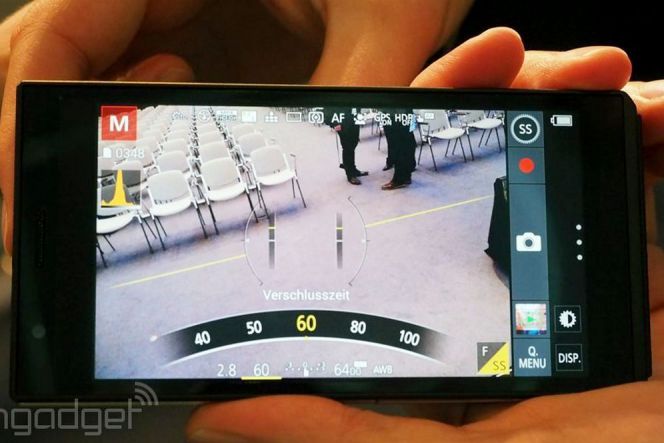 Kamera hybrid Panasonic Lumix CM1 yang juga berfungsi sebagai smartphone. Peragkat unik hanya dijual di pasar AS dan Eropa.