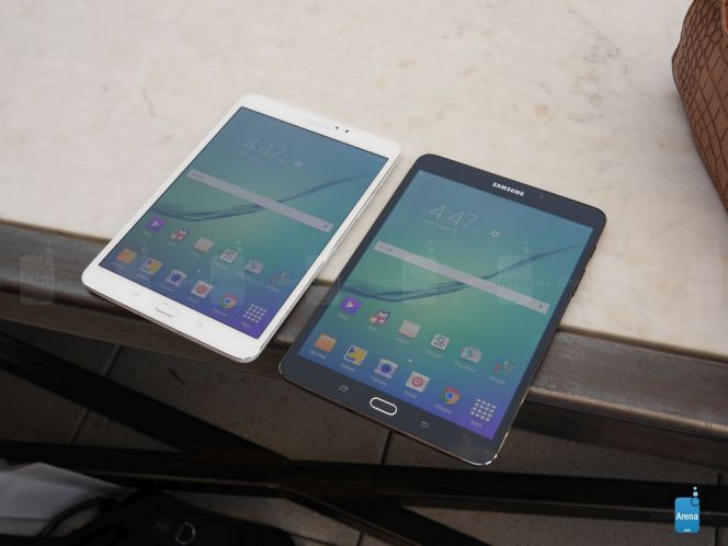 Samsung Galaxy Tab S2 8inci dalam dua pilihan warna hitam dan putih (tampak depan)