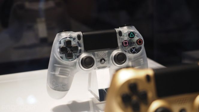 DualShock penuh warna yang diperkenalkan Sony pada ajang Tokyo Game Show Press Conference 2015.