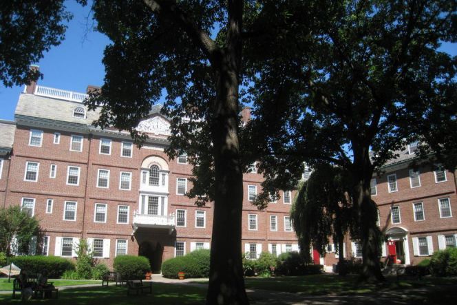 Ini merupakan Harvard Kirkland Domitory yang merupakan lokasi Zuckerber tinggal selama menempuh studi di Harvard. Di asrama inilah segala kegiatan yang merupakan awal mula kemunculan Facebook dilakukan.