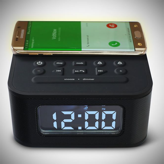 Letakkan saja ponsel Anda di atas wireless charger berukuran 138 x 138 x 69mm yang dilengkapi dengan alarm clock ini.