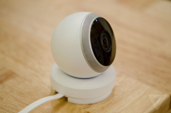 Kamera keamanan Logitech didesain bulat seperti bola mata untuk mengawasi seisi rumah.