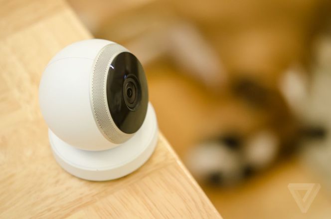 Kamera keamanan Logitech dapat dipindah sesuka hati dari charger magnetiknya, namun hanya bisa bertahan hingga 3 jam saja.