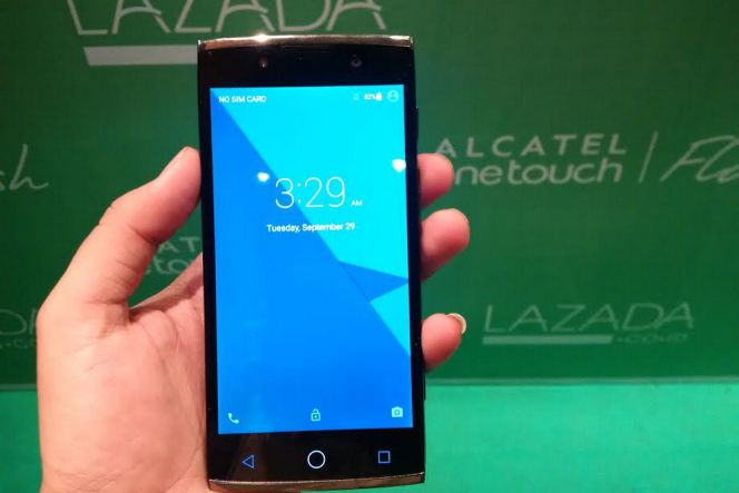 Smartphone baru Alcatel menggunakan layar sebesar 5 inci beresolusi 720 x 1280 piksel dengan kerapatan 294 piksel per inci. Kapasitas penyimpanannya sebesar 16 GB yang bisa diekspansi menggunakan kartu memori hingga 128 GB.