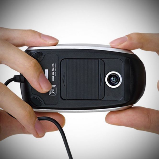Sekilas memang terlihat seperti mouse biasa, namun di bagian bawah, Anda akan menemukan sebuah penutup lensa 2MP yang berukuran sebesar lensa kamera ponsel.