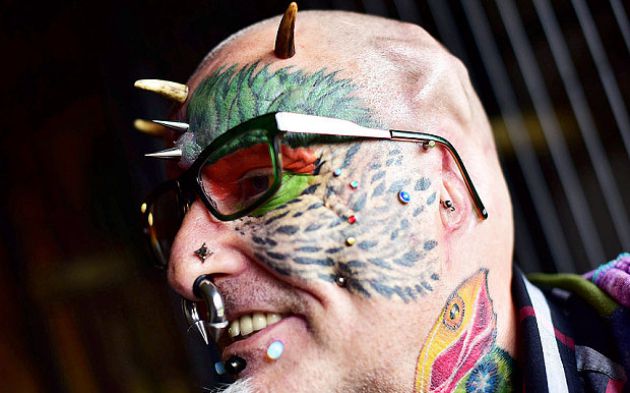 Pria Ini Potong Kedua Telinga Demi Mirip Burung Kakatua