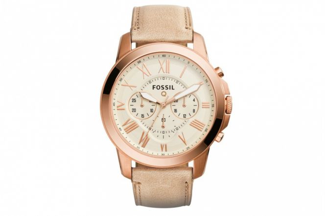 Smartwatch besutan Fossil, Q Founder dengan balutan warna emas. Smartwatch ini kompatibel dengan perangkat berbasis Android 4.2 Jelly Bean atau yang terbaru dan juga perangkat berbasis iOS 8.2 atau yang terbaru.