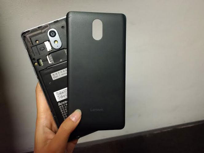 Handset ini dibekali baterai kapasitas 4000 mAh yang juga memiliki fungsi sebagai powerbank karena bisa dipakai untuk mengisi daya ponsel lain lewat port USB on the go (OTG). Bagian belakang Vibe P1M bisa dibuka karena desainnya tidak memakai desain unibodi.