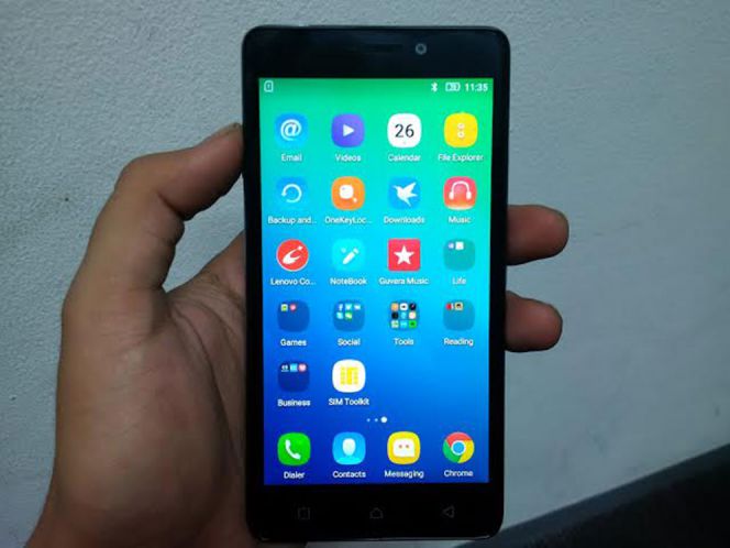 Lenovo Vibe P1M memakai layar seluas 5 inci beresolusi HD. Ponsel ini memakai sistem operasi Android Lollipop 5.1 yang mendapat sentuhan Vibe UI milik Lenovo. Vibe P1M dibenami prosesor quad-core MT6735P berkecepatan 1Ghz dipadu RAM 2GB.