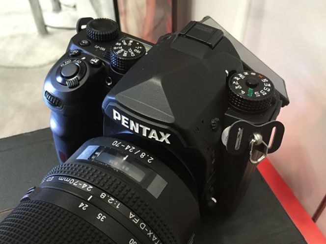 Dibekali dengan lensa 27-70mm f/2.8, kamera DSLR yang satu ini siap untuk bersaing dengan kamera kelas premium lain yang telah banyak beredar di pasaran.