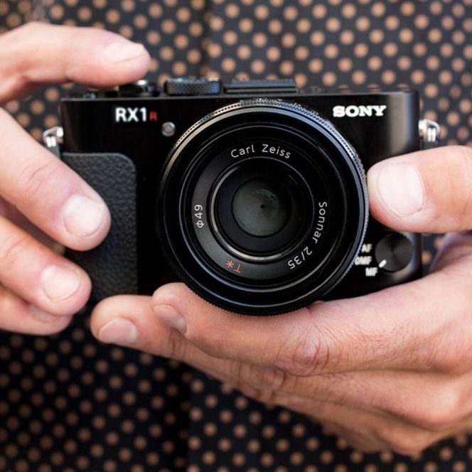 Berukuran mini seperti layaknya kamera saku konvensional, kamera yang satu ini memiliki kemampuan yang bahkan lebih hebat dibanding kamera DSLR. Benarkah?