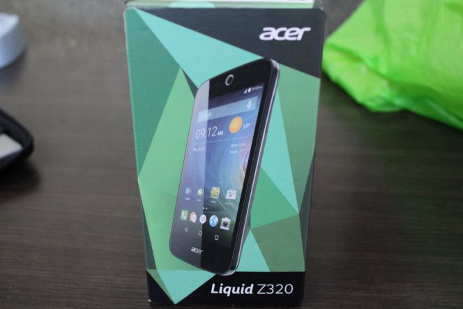 Kotak ponsel Acer Liquid Z320 didominasi perbaduan warna hijau dan hitam. Beruntung, tim Techno.id mendapat unit produk review yang masih dalam keadaan tersegel dari pabrik. Jadi, kita bisa melihat kondisi pabrikan dari produk Acer Liquid Z320 yang hadir di pasar smartphone Indonesia.