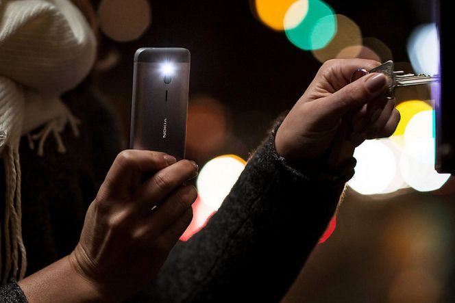 Nokia 230 memiliki senjata utama yang menarik, yakni dua buah kamera yang sama-sama beresolusi 2MP dan juga dibekali dengan LED-flash.