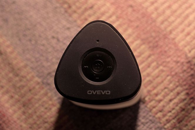Z1 dibekali dengan beberapa tombol play, volume, yang juga berfungsi sebagai handsfree ketika Anda harus menjawab telepon. Ya, selain lampu tidur, Z1 adalah sebuah speaker bluetooth.