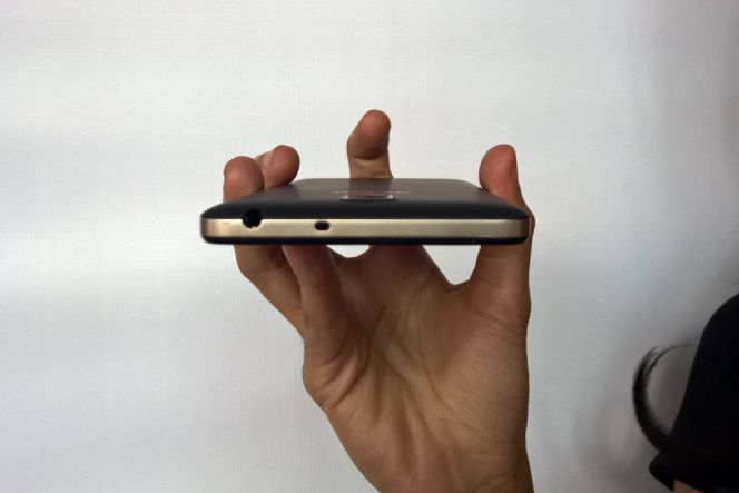 Kedua model smartphone Axioo berteknologi 4G LTE ini dijadwalkan mulai dipasarkan awal Desember. Venge bakal dipasarkan seharga Rp 2,2 juta dan sementara Venger X bakal dibanderol seharga Rp 3,3 juta.