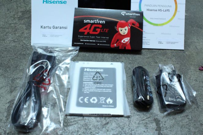 Hisense yang kami terima masih dalam keadaan bersegel. Kemasan perangkat ini cukup ramai dengan dominasi warna biru dan hitam di sekelilingnya. Ya, produk ini secara bawaan sudah dilengkapi kartu perdana Smartfren supaya penggunanya bisa menjajal kekuatan 4G di PureShot secara lebih optimal.