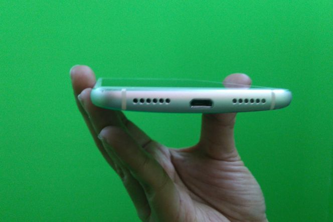 Lenovo Vibe S1 diklaim jadi smartphone pertama di dunia yang menggunakan dual selfie-camera bersensor 8MP dan 2MP. Lenovo Vibe S1 ini juga dibekali aplikasi untuk memilih fokus objek dan memotong dan menempelkan hasil jepretan kamera depannya dengan foto lain.