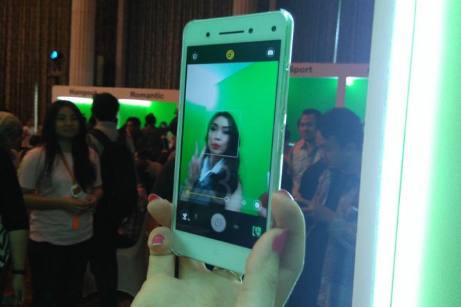 Model melakukan foto selfie menggunakan Lenovo Vibe S1. Smartphone ini dibekali dengan aplikasi yang bisa memudahkan penggunanya melakukan edit foto maupun memilih fokus dari beberapa objek foto yang tertangkap kamera depan. Aplikasi tersebut bisa dinikmati bila penggunanya mengaktifkan mode dual front-camera.