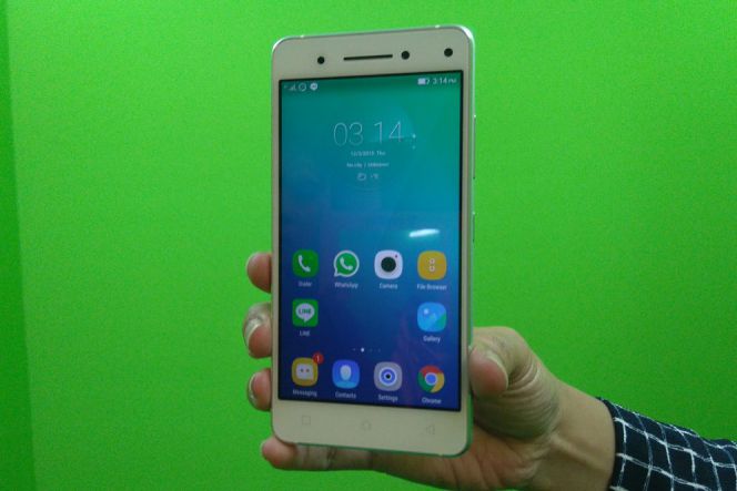 Smartphone 'selfie maker' yang diklaim menyasar pasar menengah ke atas ini dibanderoli harga Rp 3,999 juta. Para pembeli di masa pre-order bisa memanfaatkan promo diskon yang disediakan berbagai bank dan bonus khusus dari Lenovo.