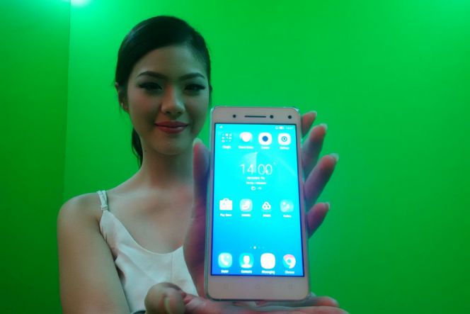 Lenovo Vibe S1 dilengkapi dengan layar sentuh seluas 5 inci beresolusi 1920 x 1080 piksel. Di bagian dalam ada chipset octa-core dari MediaTek berkecepatan 1.7GHz yang dipadukan dengan RAM 3GB serta kapasitas penyimpanan internal sebesar 32GB.