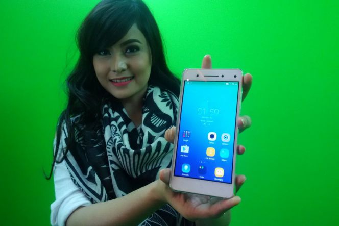 Lenovo tetap memberikan sensor kamera utama yang cukup mumpuni di kamera belakangnya yang juga berfungsi sebagai kamera utama, 13MP lengkap dengan LED flash. Tak hanya itu, Vibe S1 juga sudah dibekali kemampuan 4G LTE dengan baterai berkapasitas 2500mAh.