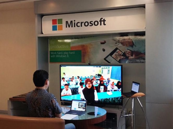 Andreas Diantoro, President Director Microsoft Indonesia melakukan sesi Skype-a-Thon dengan Siswa SMP Negeri 12 Yogyakarta.