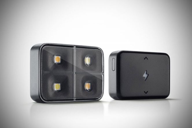 Berukuran mini, flash mungil ini terdiri atas 4 lampu LED yang bisa menyala sangat terang. Namun Anda tetap bisa mengatur intensitasnya menggunakan ponsel berbasis iOS.