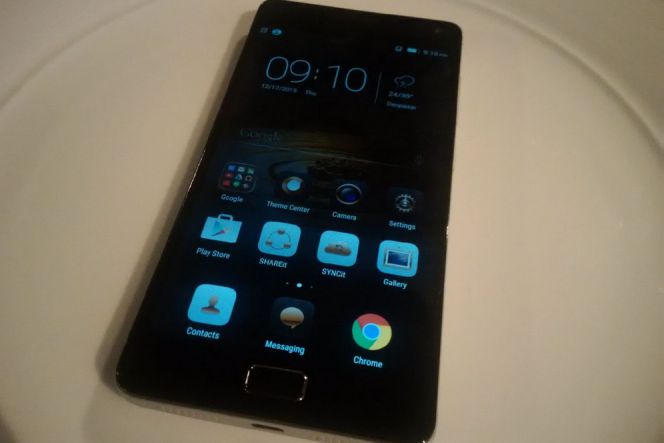 Lenovo P1 jadi smartphone pertama Lenovo yang memakai sensor sidik jari. Produk ini kemungkinan bakalan menyambangi Indonesia pada awal tahun 2016 mendatang bersama  tiga produk lain yang sama-sama mengusung teknologi 4G LTE.