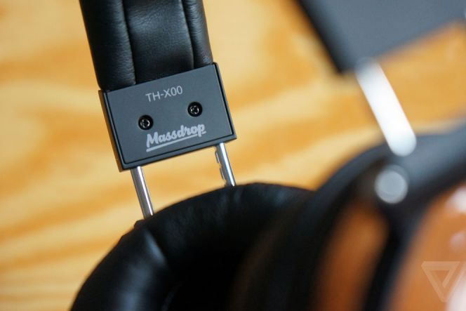 Varian terbaru besutan Fostex ini hadir dengan seri TH-X00. Headphone ini adalah hasil kolaborasi Fostex dengan Massdrop, sebuah komunitas audiophile.