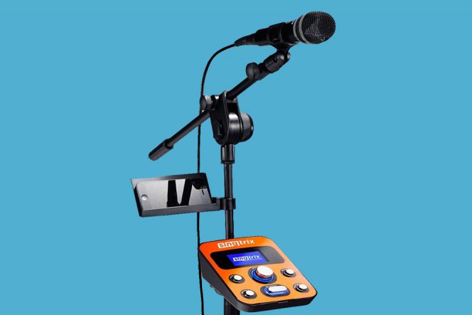 Satu set Singtrix termasuk microphone beserta stand-nya, yang lengkap dengan penyangga untuk meletakkan ponsel plus piranti Singtrix.