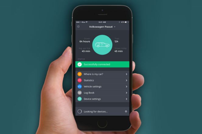 Menggunakan bluetooth sebagai sumber konektifitas, iBlue bahkan bisa diatur agar bisa menyalakan mesin mobil tanpa harus mengeluarkan ponsel dari dalam saku.